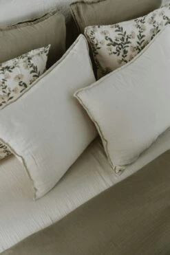 Geranium Muotoonommeltu Lakana Musliini 180x200 Cm, Kaksinkertainen -Mille Notty garbo friends geranium muslin fitted sheet 3