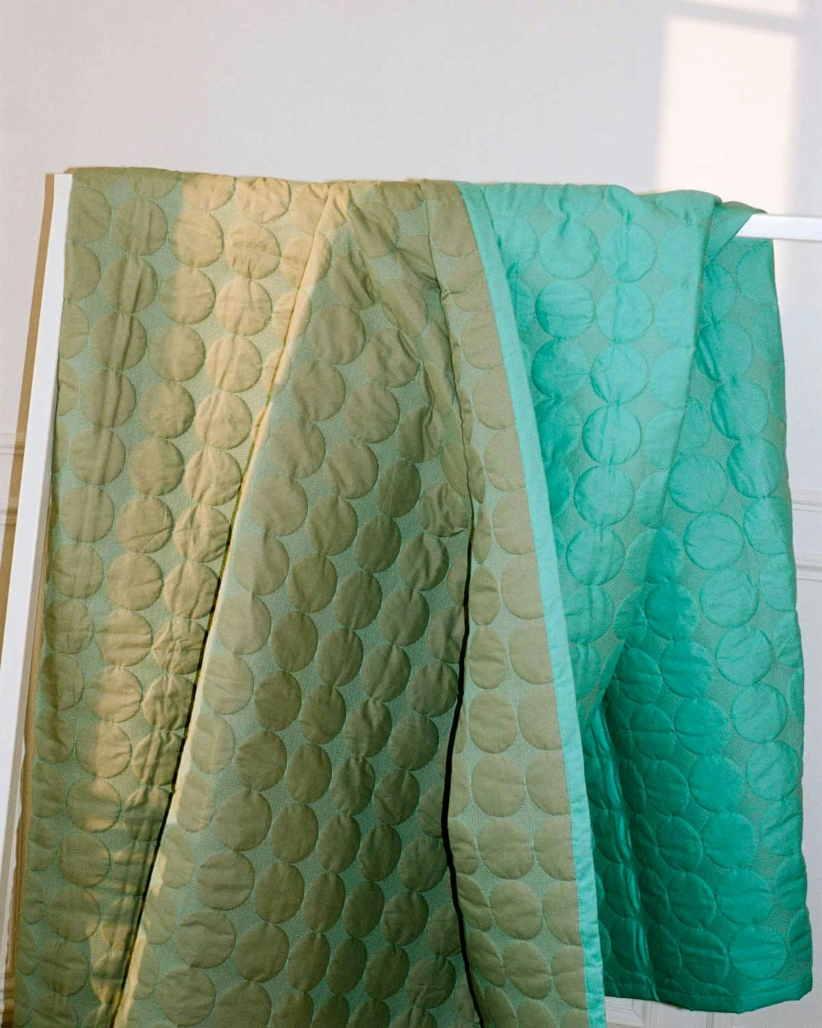 Hay Mega Dot Päiväpeite, 195x245 Cm, Oliivinvihreä 4 Hay Mega Dot Päiväpeite, 195x245 Cm, Oliivinvihreä - Image 2