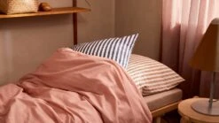 Juna Bæk & Bølge Lines Tyynynpäällinen 50x60 Cm, Tummansininen / Valkoinen -Mille Notty juna bkblge lines orngott 60x50 cm sand vit se 14