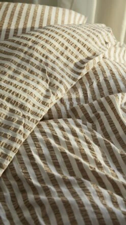 Juna Bæk & Bølge Lines Vuodevaatteet 140x200 Cm, Sand / Valkoinen 7 Juna Bæk & Bølge Lines Vuodevaatteet 140x200 Cm, Sand / Valkoinen -Mille Notty juna bkblge vuodevaatteet harmaa 29