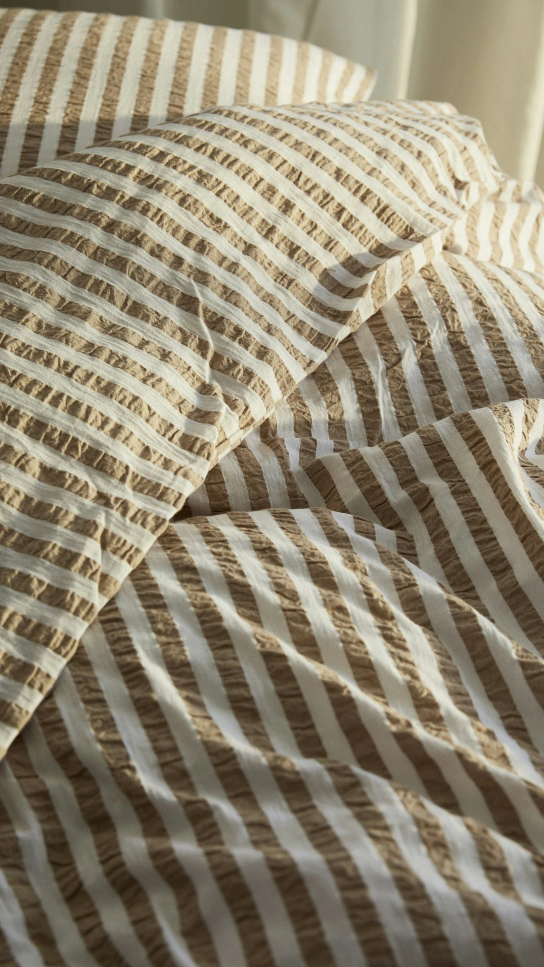 Juna Bæk & Bølge Lines Vuodevaatteet 140x200 Cm, Sand / Valkoinen 5 Juna Bæk & Bølge Lines Vuodevaatteet 140x200 Cm, Sand / Valkoinen - Image 3