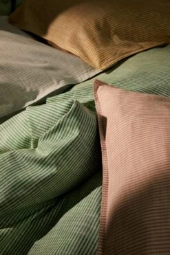 Juna Monochrome Lines Pussilakanasetti 140x200 + 50x70 Cm, Vihreä -Mille Notty juna monochrome lines pussilakanasetti 12