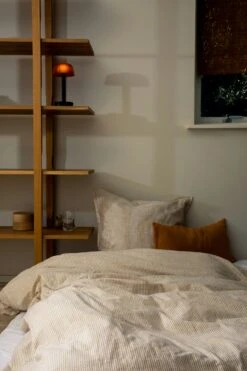 Juna Monochrome Lines Pussilakanasetti 220x220 + 50x60 Cm, Sininen -Mille Notty juna monochrome lines vuodevaatteet ochre valkoinen 1