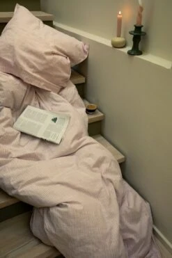 Juna Monochrome Lines Pussilakanasetti 150x210 + 50x60 Cm, Pinkki -Mille Notty juna monochrome lines vuodevaatteet pinkki valkoinen 1 1