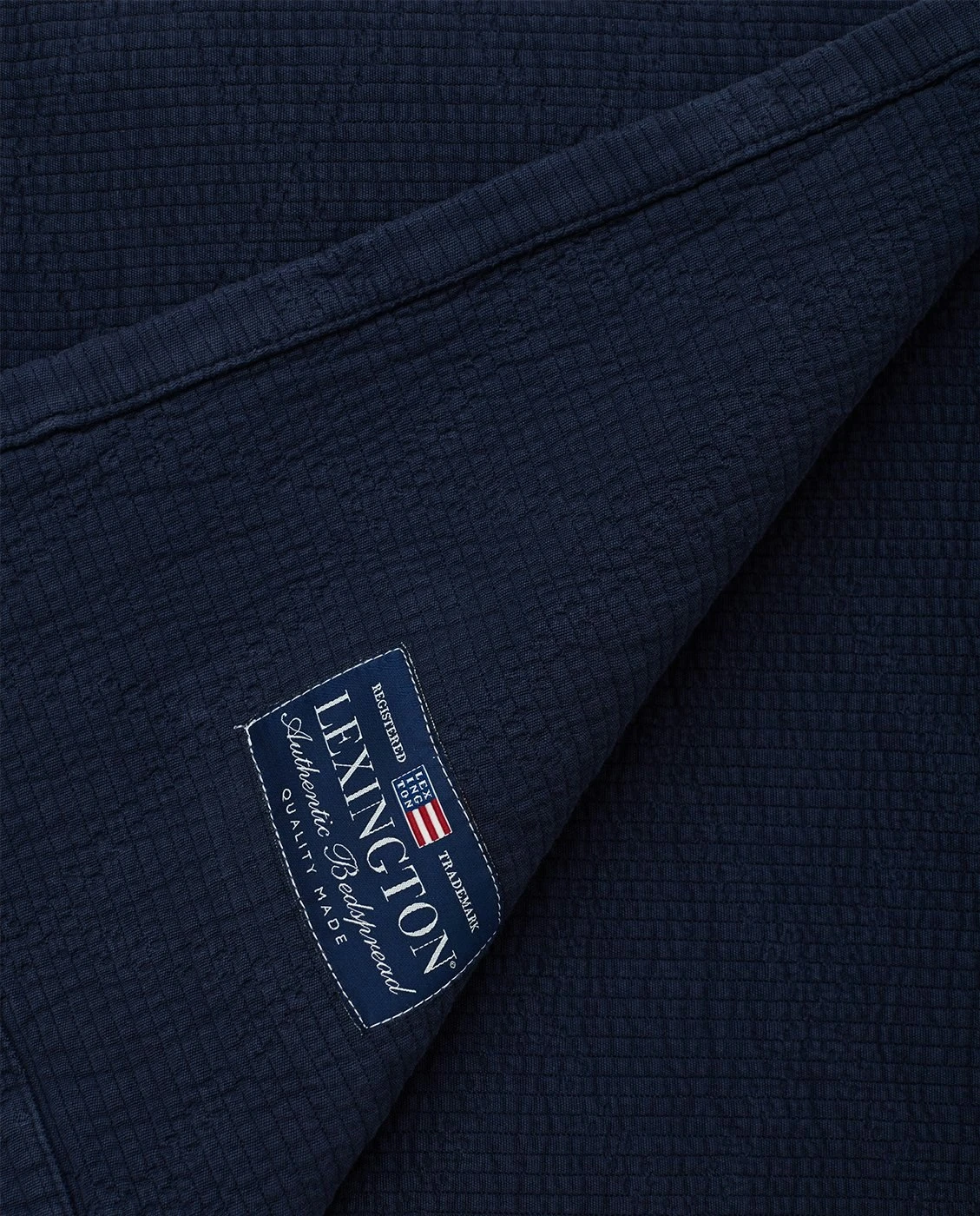 Lexington Quilted Jacquard Päiväpeite Tummansininen, 260x240 Cm 4 Lexington Quilted Jacquard Päiväpeite Tummansininen, 260x240 Cm - Image 2