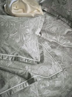 Mille Notti Honeysuckle & Tulip Pussilakana Harmaa, 220x220 Cm 10 Mille Notti Honeysuckle & Tulip Pussilakana Harmaa, 220x220 Cm -Mille Notty mille notti honeysuckle tulip paslakan 140x200 3